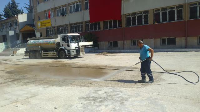 Antakya Belediyesi okulların bahçelerini temizledi