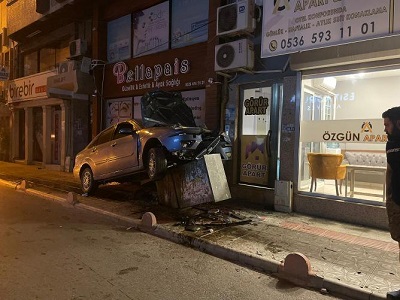 Kaldırımdaki elektrik panosuna çarpıp üzerine çıktı