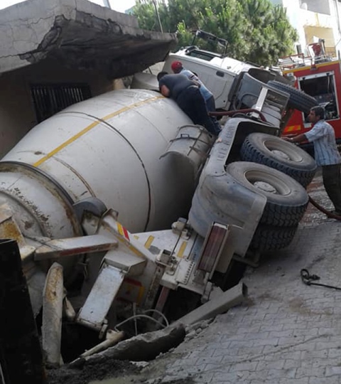 Beton mikseri tuvalet çukuruna devrildi