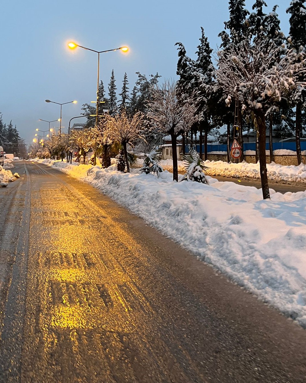 AKOM Ekipleri karla mücadeleye devam ediyor