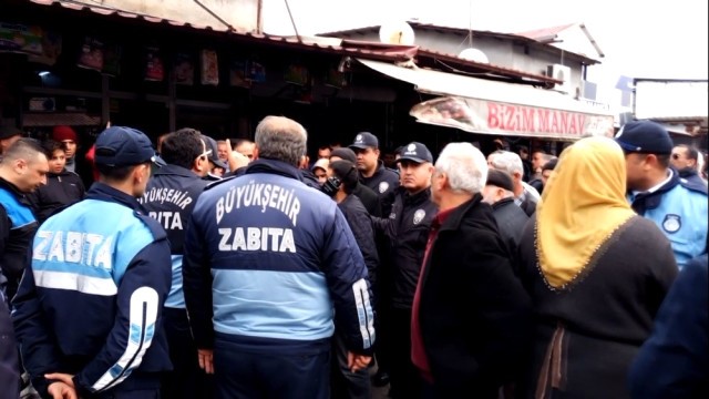 Pazarcı ile zabıta arasında gerginlik çıktı