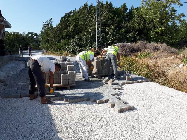 Güvenli ulaşım için kilitli parke döşeniyor