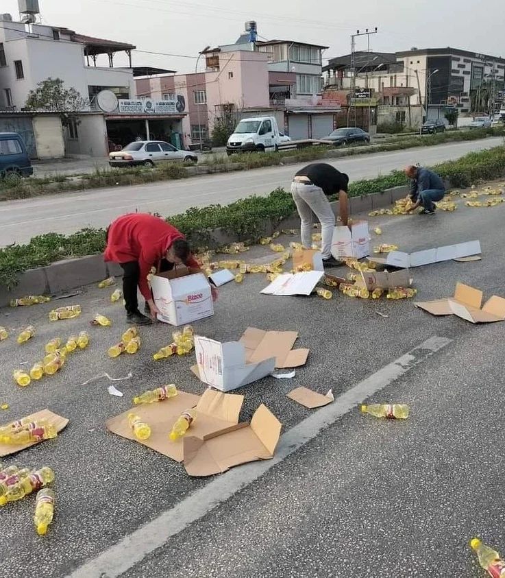 Ayçiçek yağları yola döküldü