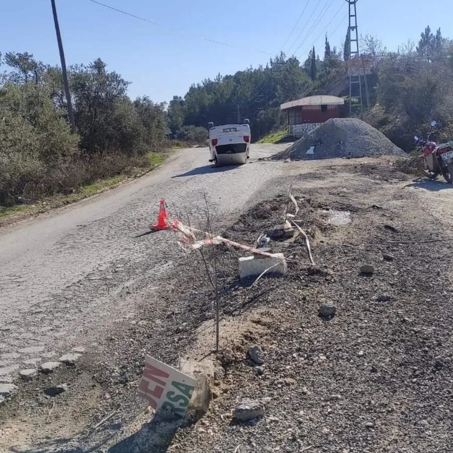 Yola dökülen mıcır nedeniyle araç takla attı