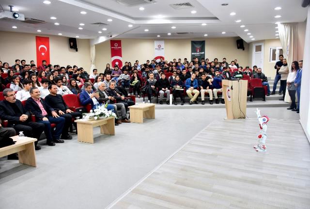 İnsansı robot gençlerle tanıştırıldı