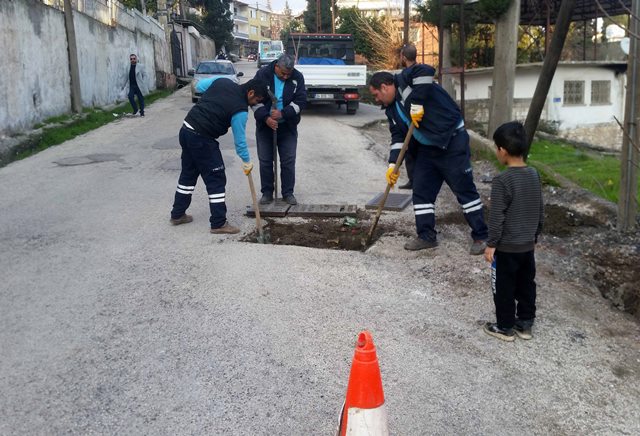 Yağmur suyu hatlarındaki atıklar temizleniyor