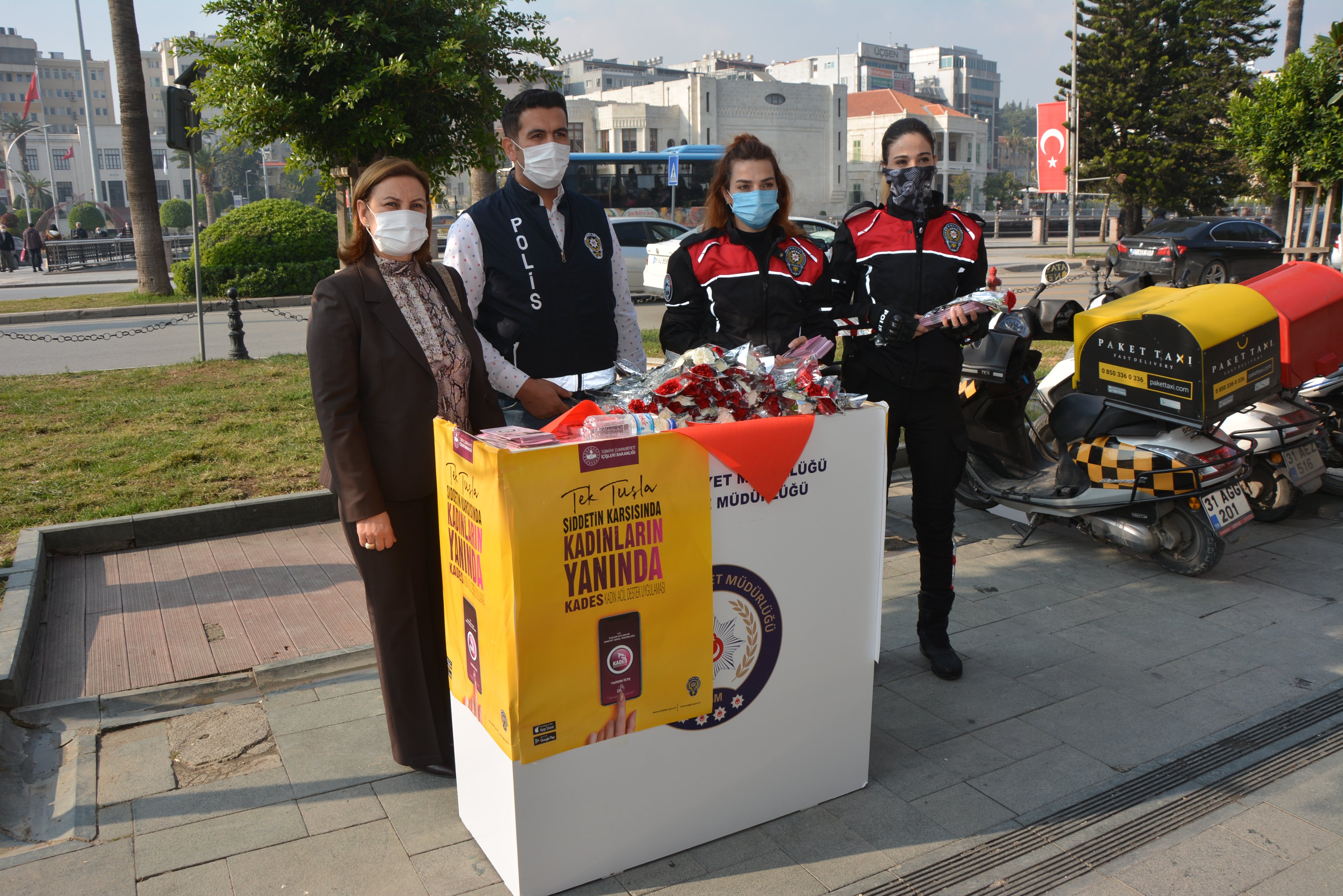 Kadına yönelik şiddet ile mücadele günü çiçeklerle anıldı