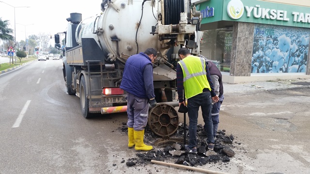 Asfalt altında kalan muayene bacaları açılıyor