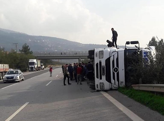 Kazada devrilen TIR yüz metre sürüklendi