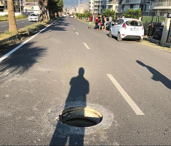 Kapağı yerinden çıkan rögar kazaya neden oldu