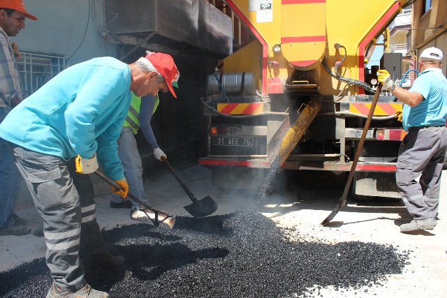 Armutlu Mahallesinde yollar bakımda