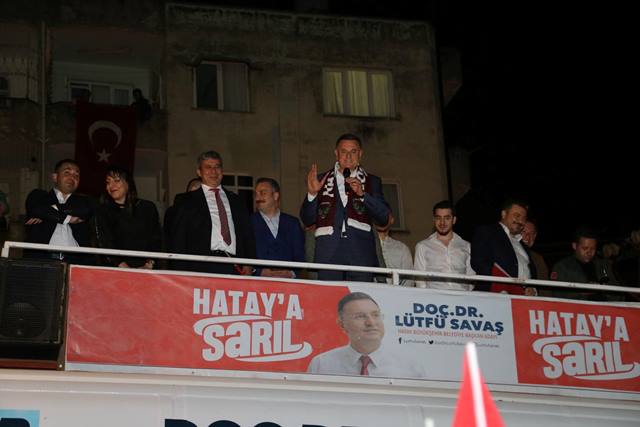 Belediye başkanı parti rozeti takmaz