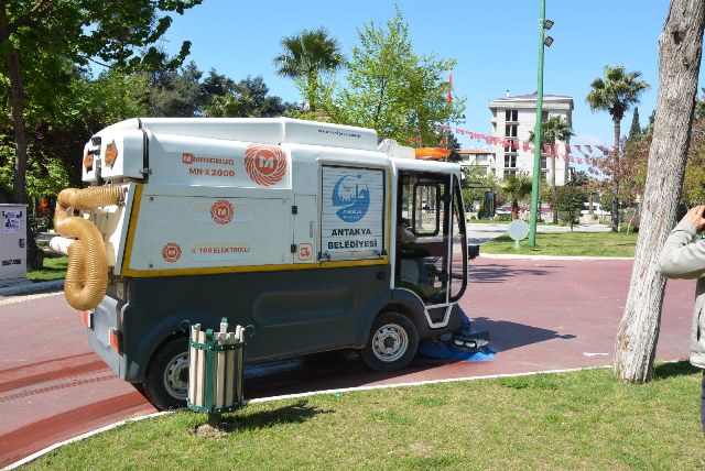 Antakya Belediyesi araç filosuna temizlik makinesi dahil etti