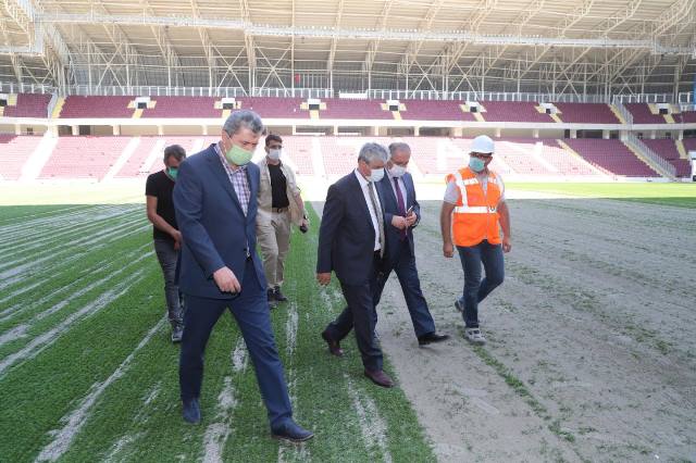 Vali Doğan Hatay Stadı'nda incelemelerde bulundu