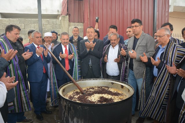 Kimyeci Bahar Bayramında pilav dağıttı