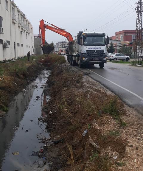 Antakya Belediyesi Dikmece de tıkanan kanalları temizledi