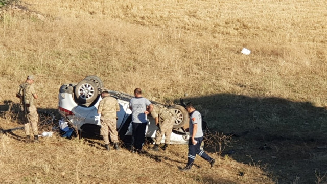 Tarlaya devrilen kazada sürücü yaralandı