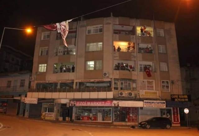 Samandağ da 23 Nisanda balkonlarda istiklal marşı coşkusu