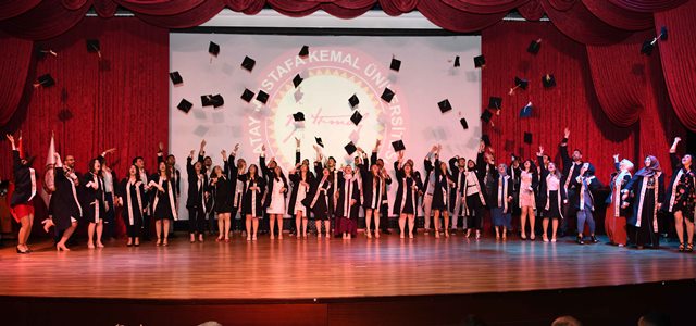 MKÜ de Diş Hekimliği Fakültesi ikinci mezunlarını verdi