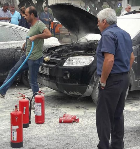 Seyir halindeki otomobil alev aldı