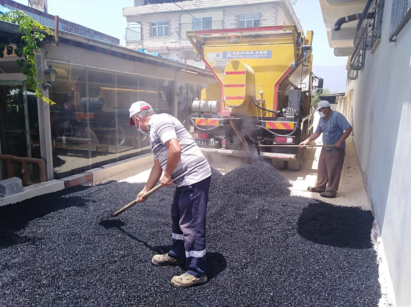 Altyapı çalışmaları tamamlanan yollarda çalışmalar devam ediyor