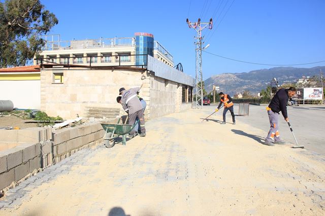 Samandağ belediyesi ekipleri yol yapım çalışmalarını sürdürüyorlar