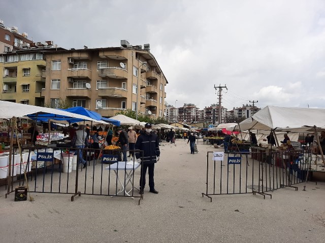 Antakya Belediyesi Zabıta ekipleri maske dağıtıyor