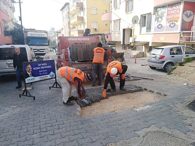 Bozulan parkeler onarılıyor