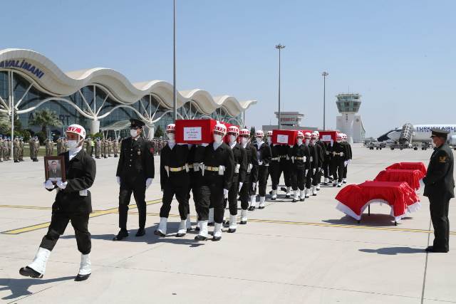 Hatay da üç şehit askerin cenazesi törenle memleketlerine uğurlandı