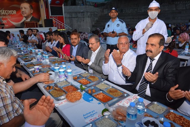 Vatandaşla iftar sofrasında kucaklaştılar