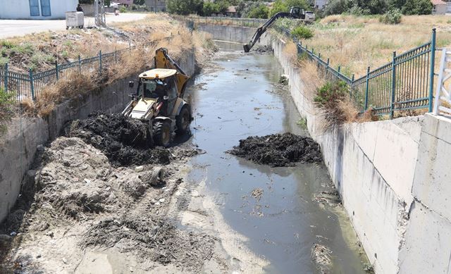 HBB 165 mahallede 520 dere ve yağmur suyu kanal temizliği yaptı 