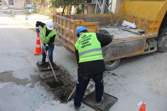 Tıkanan yağmur ızgaraları temizleniyor