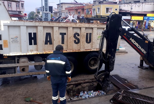 Katı atıkları yere değil geri dönüşüm kutularına atalım