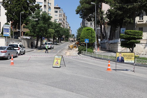 Cumhuriyet Caddesinde eski beton asfalt sökülüyor