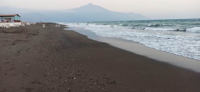 Samandağ da deniz suyu 10 metre geri çekildi