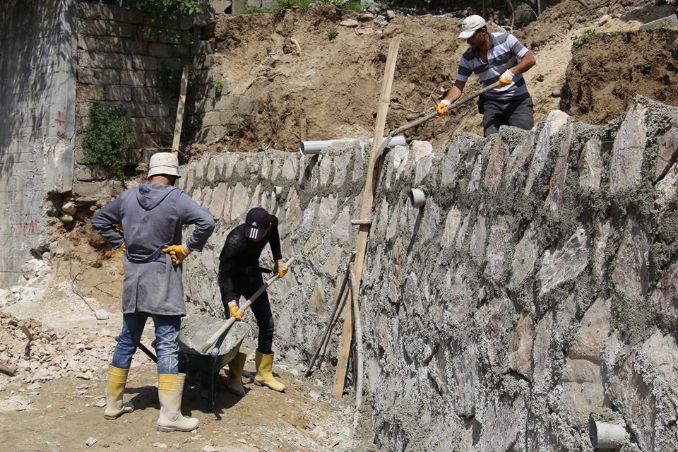 Büyükşehirden Döver ve Samankaya mahallelerine taş duvar çalışması