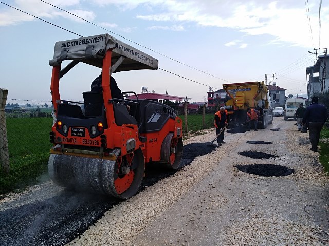 Akevler ve Derince de bozulan yollara yama asfalt