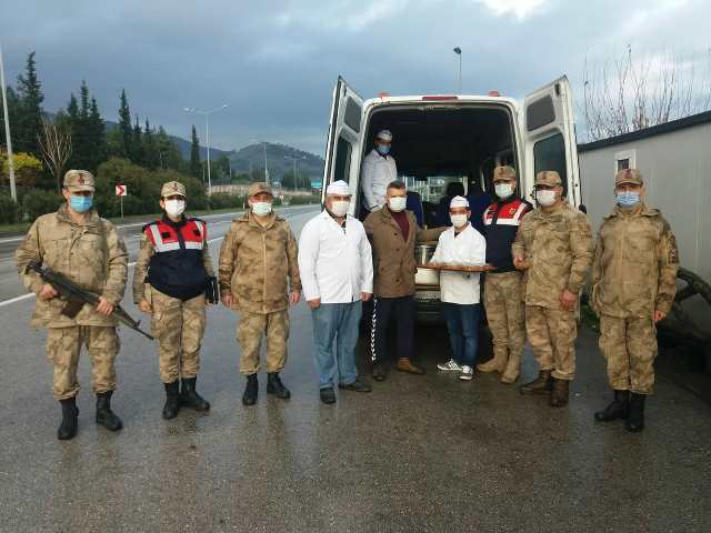 Başkan Yılmazdan polis ve jandarma noktalarına jest