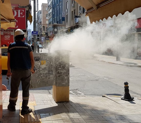 Sokak elektrik panosu yangını tedirgin etti