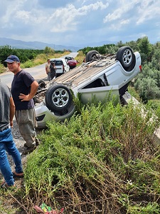 Eski karayolunda araç takla attı