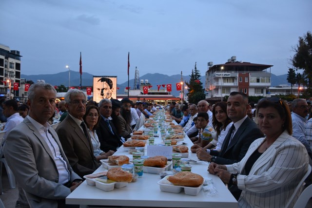 Arsuz da kent meydanında iftar