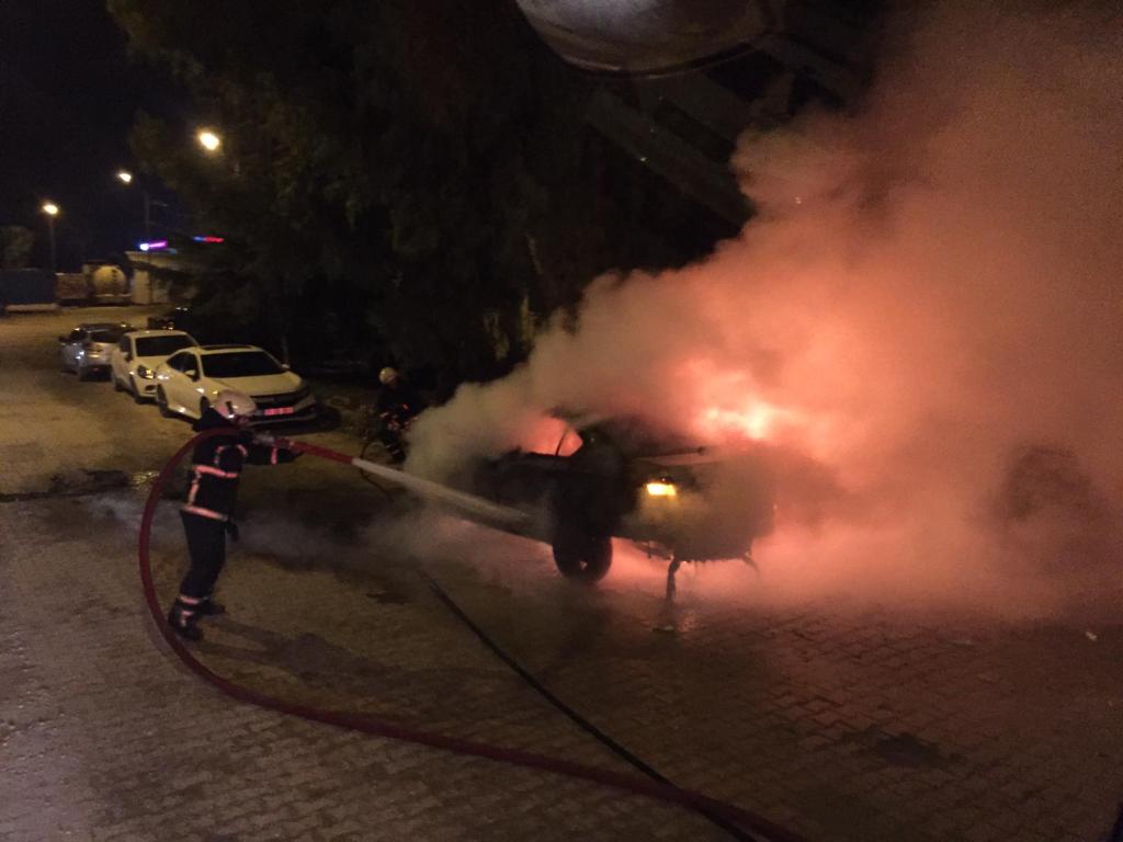 Park halindeki araçta çıkan yangın söndürüldü