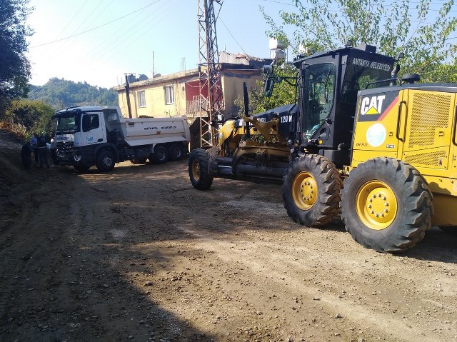 Antakya Belediyesi Fen İşleri ekipleri sahada