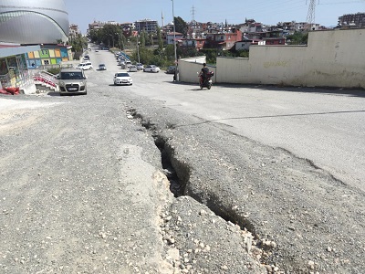 Çalışma sonrası asfaltlanmayan yol çöktü