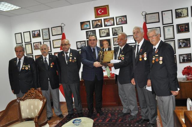 Muharip Gazilerden işadamı Şahine plaket