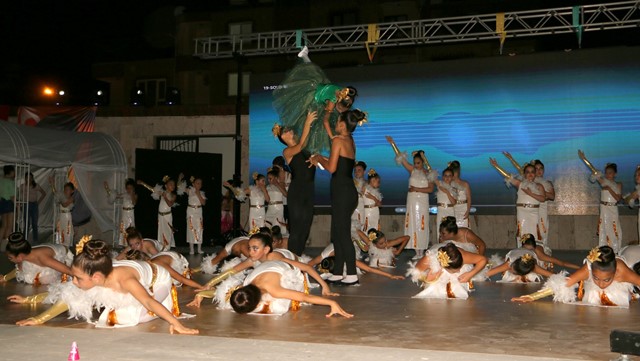 Bale öğrencileri danslarıyla büyüledi