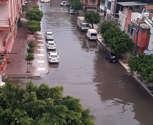 Cadde ve sokaklar Ağustos yağmuruna teslim oldu