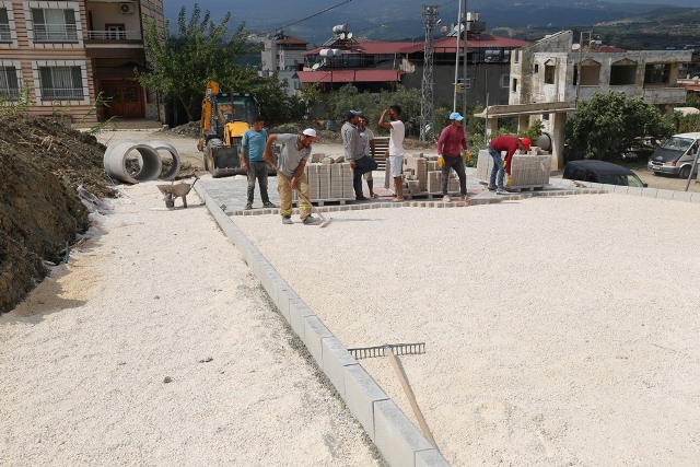 Samandağ da hem parke hem duvar örme çalışması