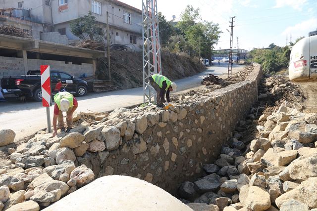 Karlısuya taş duvar döşeniyor