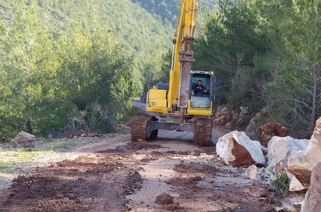 Yayladağında yol genişletme çabası